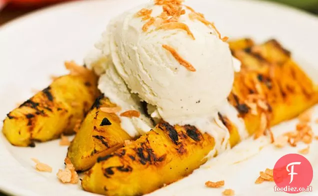 Grigliate: Ananas glassato al rum con cocco tostato e gelato alla vaniglia