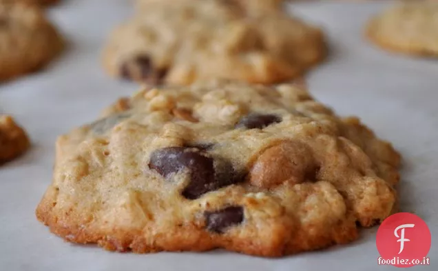 Biscotti di farina d'avena alla banana con burro di arachidi e gocce di cioccolato