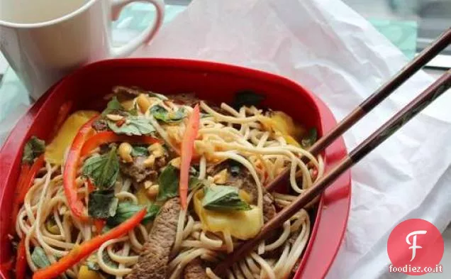 Ciotola di noodle piccante con manzo e mango