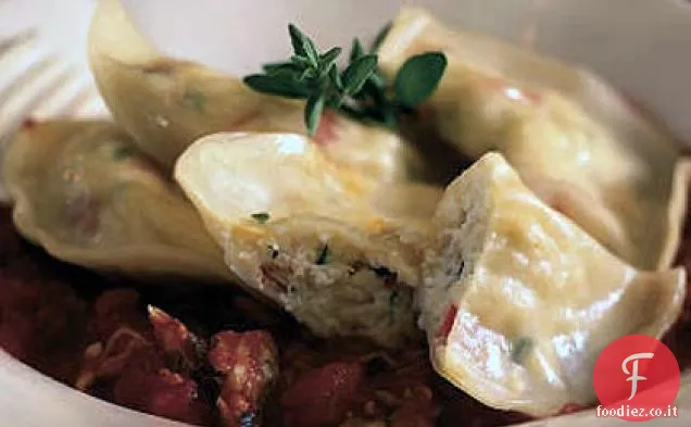Ravioli di carne di granchio con salsa di vongole
