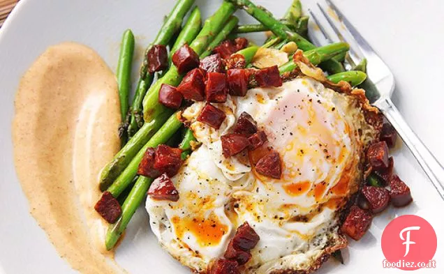 Asparagi saltati con chorizo, uova fritte e Allioli di Paprika affumicata