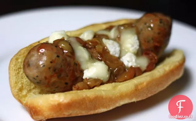 Salsicce italiane alla griglia con uva arrosto e formaggio di latte di pecora