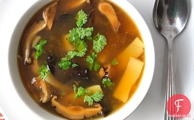 Zuppa calda e acida in stile cantonese