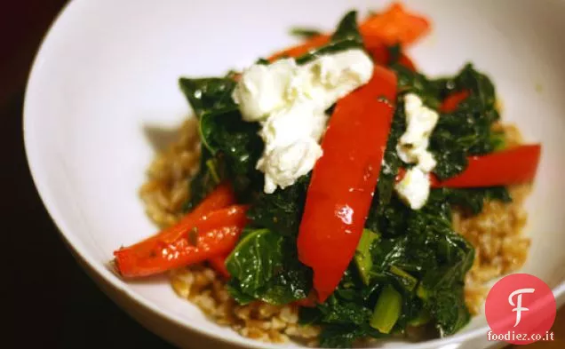 Farro con Peperoni Rossi dolci, cavolo nero e formaggio di capra