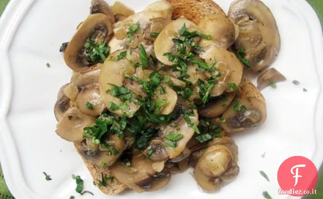 Funghi su pane tostato