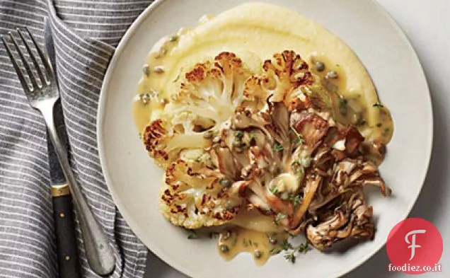 Bistecche di cavolfiore con funghi Maitake e salsa di burro e capperi rosolati