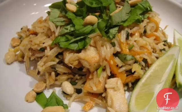 The Food Matters Cookbook': riso fritto piccante con germogli di soia, pollo e arachidi