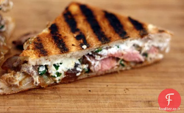 Cena stasera: Panini alla bistecca di fianco con formaggio di capra e cipolle caramellate