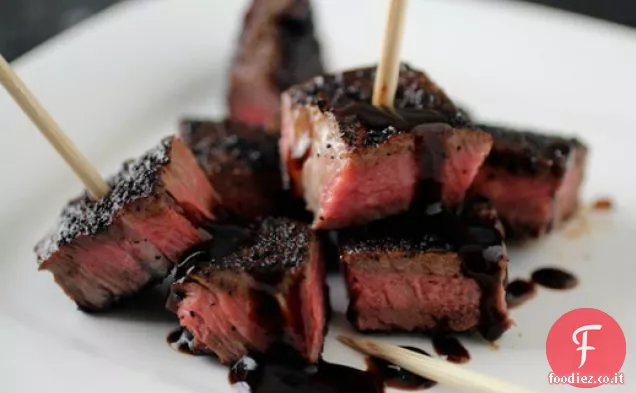 Caffè e Chipotle-strofinato bistecca Kabobs con melassa robusta salsa Pan