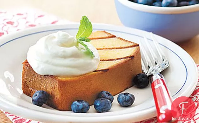 Torta di libbra alla griglia con crema di limone e mirtilli