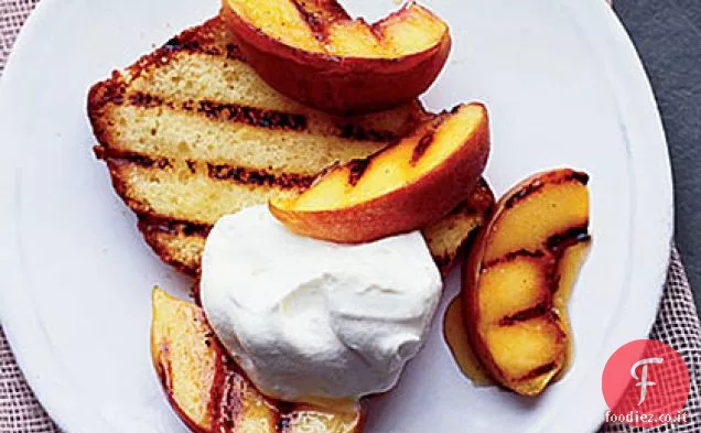 Torta al limone alla griglia con Pesche e panna