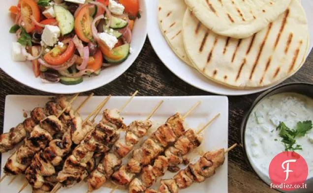 Souvlaki di pollo con salsa Tzatziki e insalata greca