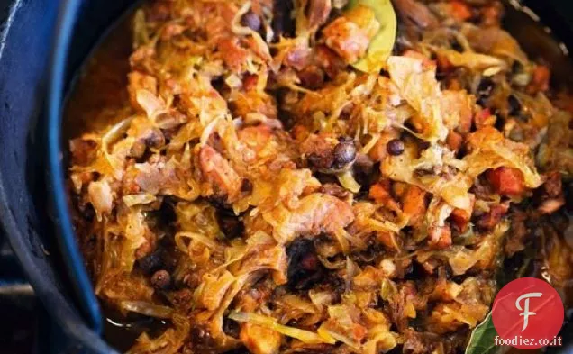 Da uno stufato di cacciatore della cucina di una casa di campagna polacca (Bigos)