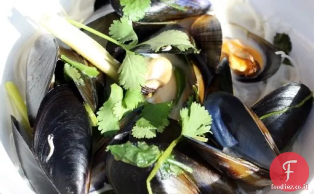 Cena per due: cozze di cocco con zenzero, citronella, peperoncino e coriandolo su spaghetti di riso