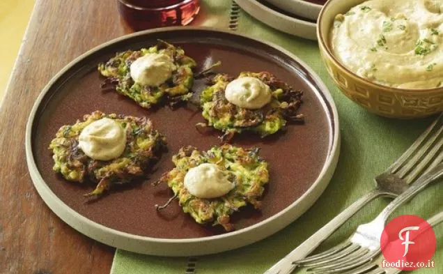 Le torte di zucchine mediorientali della rivoluzione Kosher con salsa Tahini