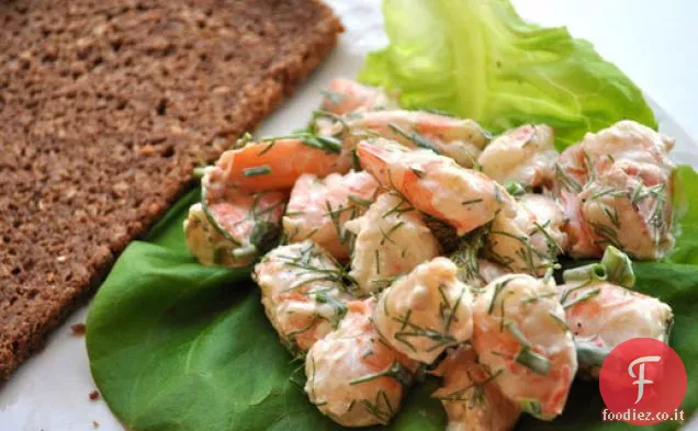 Insalata di gamberetti con burro lattuga e pane di Pumpernickel