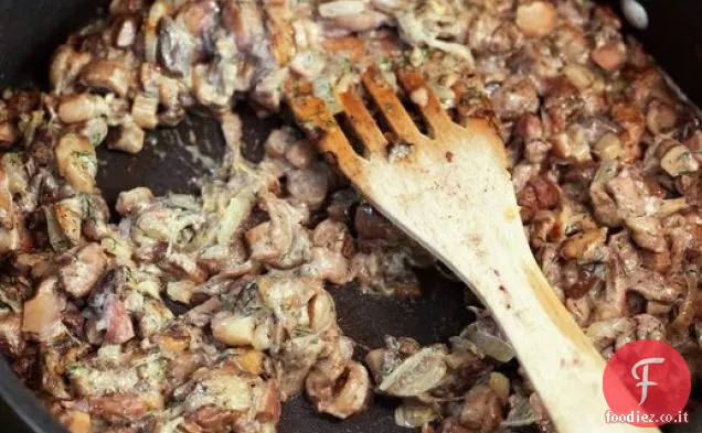 Dai funghi selvatici cucinati due volte dalla cucina di una casa di campagna polacca