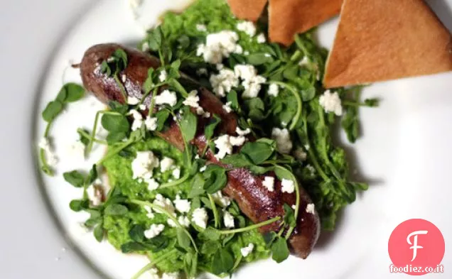 Salsiccia di agnello con purea di piselli e germogli di piselli