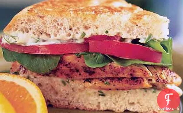 Panino piccante con pollo e rucola