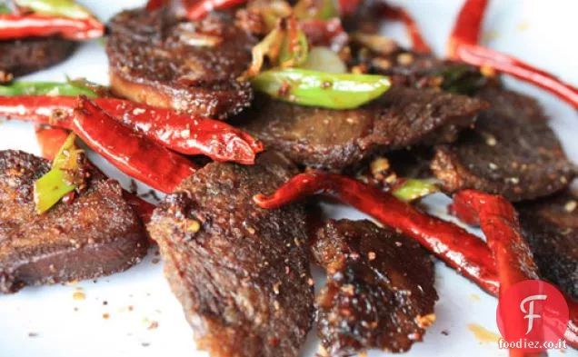 Lingua molto croccante con pasta di fagioli chili e grani di pepe del Sichuan
