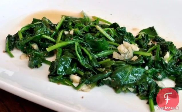 Mescolare aglio fritto Spinaci con semi di senape