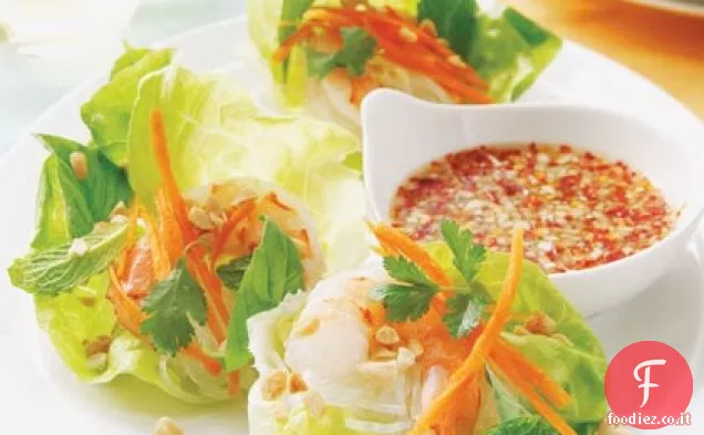 Impacchi di lattuga di gamberetti vietnamiti con salsa piccante al lime