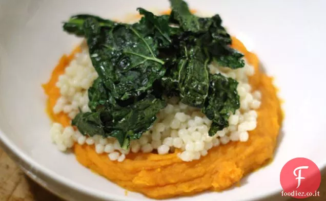 Couscous con purea di patate dolci e chips di cavolo