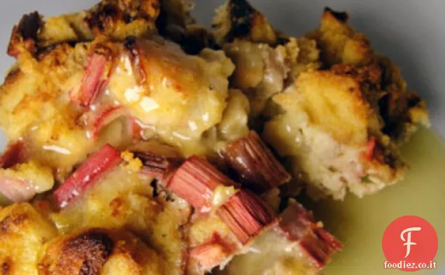Cuocere il libro: budino di pane al rabarbaro con salsa di whisky