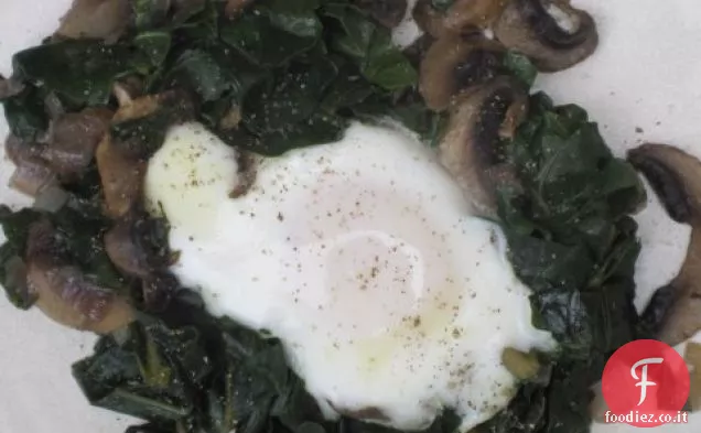 Uova in un cesto di verdure