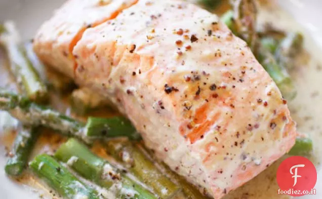 Salmone Mustardy in un pacchetto con asparagi