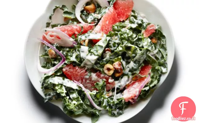 Insalata di cavolo crudo, pompelmo e nocciole tostate