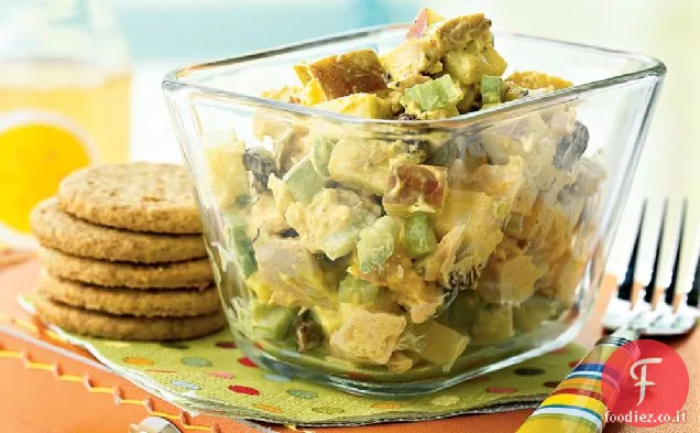 Insalata di pollo al curry con mele e uvetta