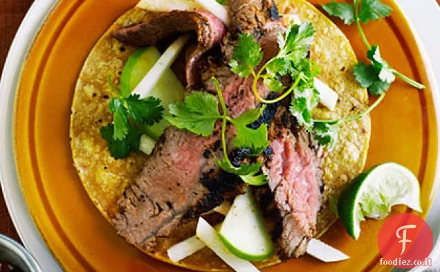 Achiote Fianco bistecca con Mela e Jicama Slaw