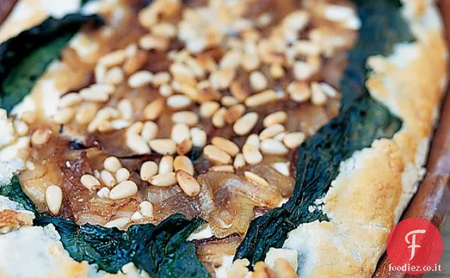 Crostata di cipolla, formaggio di capra e pinoli