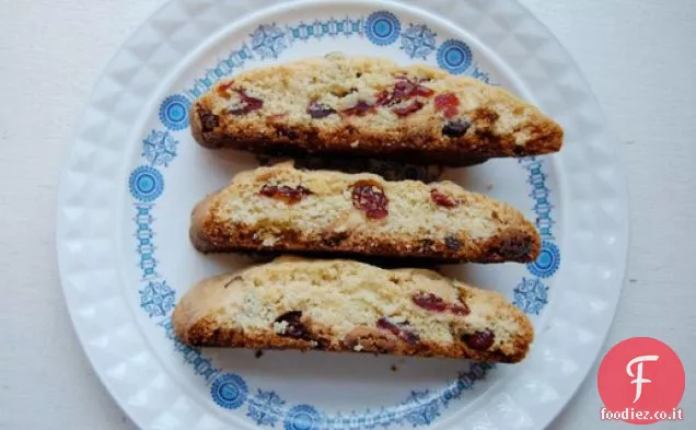 Biscotti di farina di mais con mirtilli rossi e pezzi di cioccolato bianco