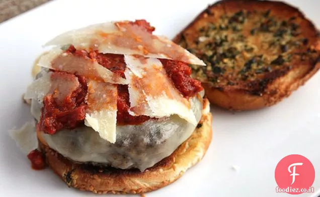 Hamburger di pane all'aglio Pepperoni (Cheeseburger alla griglia con salsa di peperoni servire su panini all'aglio)