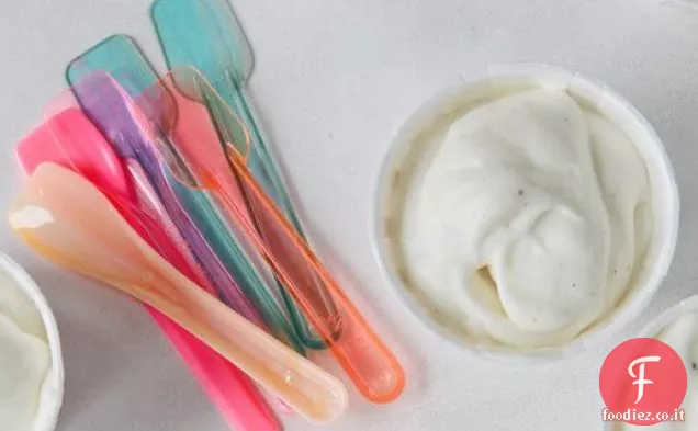 Mousse di yogurt al cardamomo con albicocche