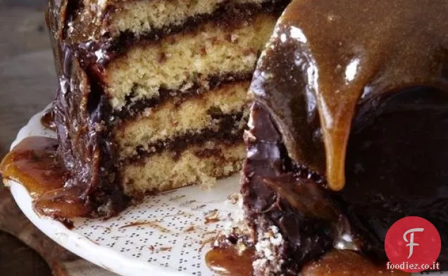 Torta gialla con glassa al cioccolato e top al caramello