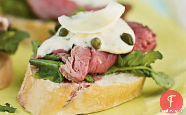 Mini sandwich di filetto di manzo scottato con salsa di senape e rafano