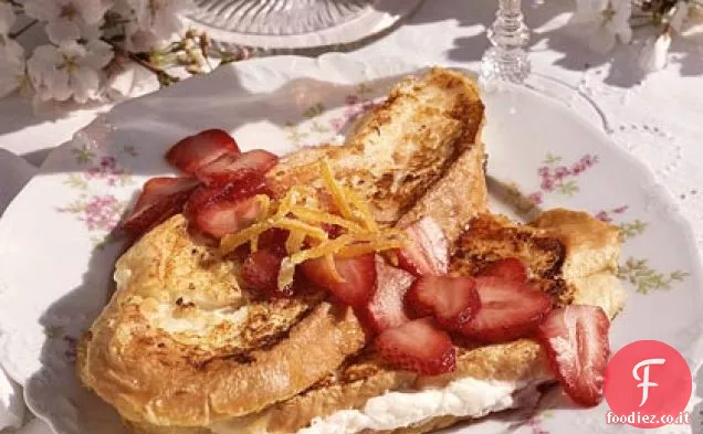 Toast francese ripieno di formaggio con salsa di fragole