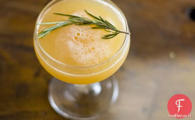 Cocktail di pesca e Rosmarino
