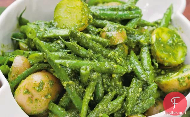 Insalata di patate e fagiolini di Michael Natkin con pesto di rucola