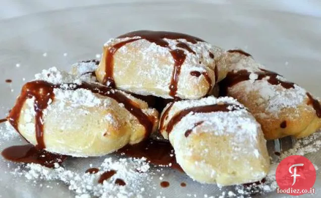 Bignè al forno con salsa di caffè di cicoria