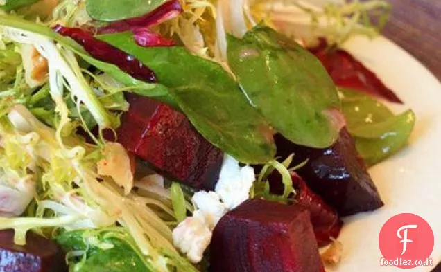Insalate gravi: insalata di barbabietole arrosto con formaggio di capra, noci e miele Vinaigrette di Digione