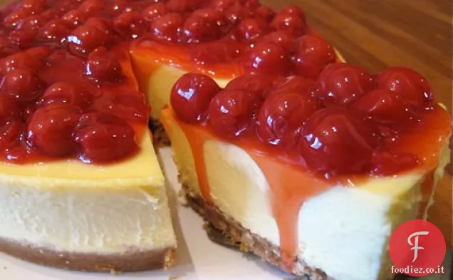 Cheesecake al cioccolato bianco con topping alla ciliegia