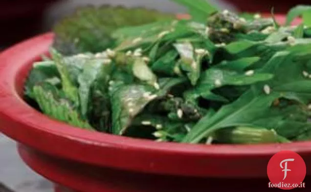 Insalata verde piccante con salsa di soia e aglio arrosto