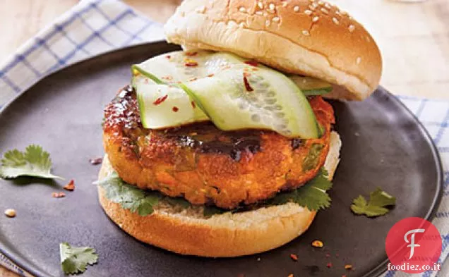 Hoisin-Hamburger di salmone glassato con cetriolo sottaceto