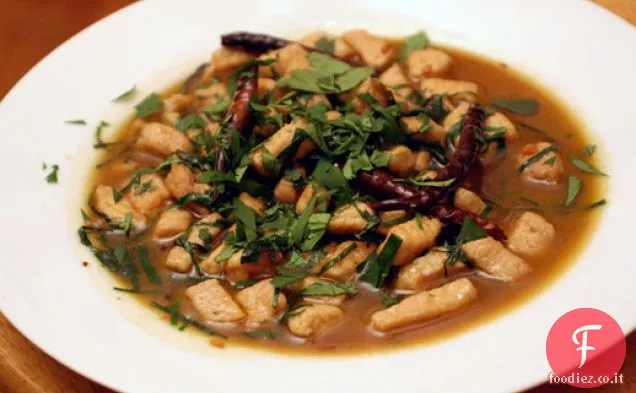 Carne di maiale saltata in padella con erba cipollina e peperoncino