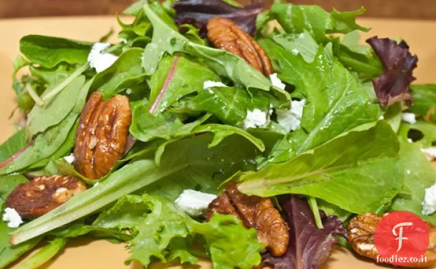 Mesclun con noci pecan glassate, formaggio di capra e vinaigrette di senape di Digione