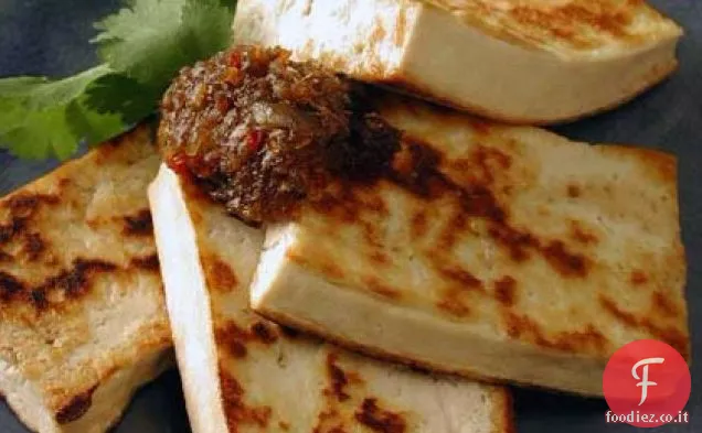 Tofu fritto in padella con salsa di citronella piccante (Tofu Nuong Xa)